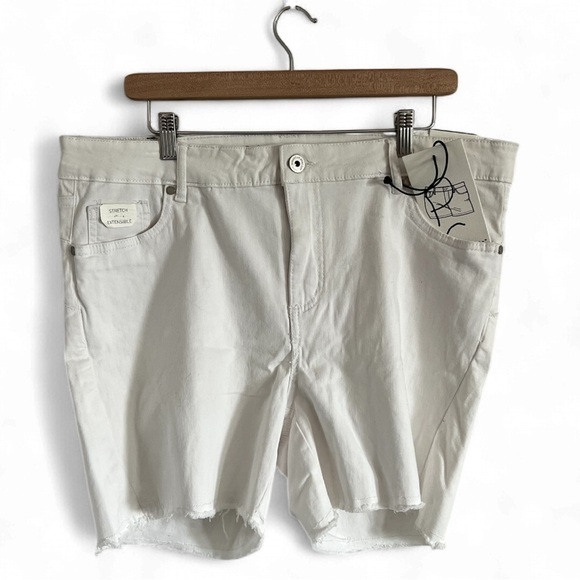 White Jean Shorts with Relaxed Fit and Frayed Hem - Picture 1 of 2